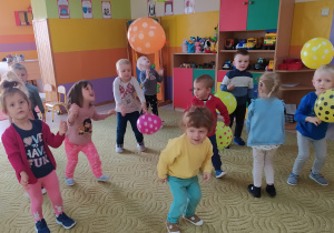 Dzieci podrzucają balony